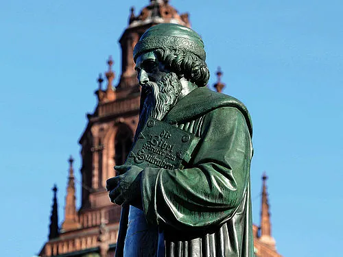 csm_partner_mainz_6348c5cd43 Gutenbergdenkmal im Vordergrund, der Mainzer Dom im Hintergrund.