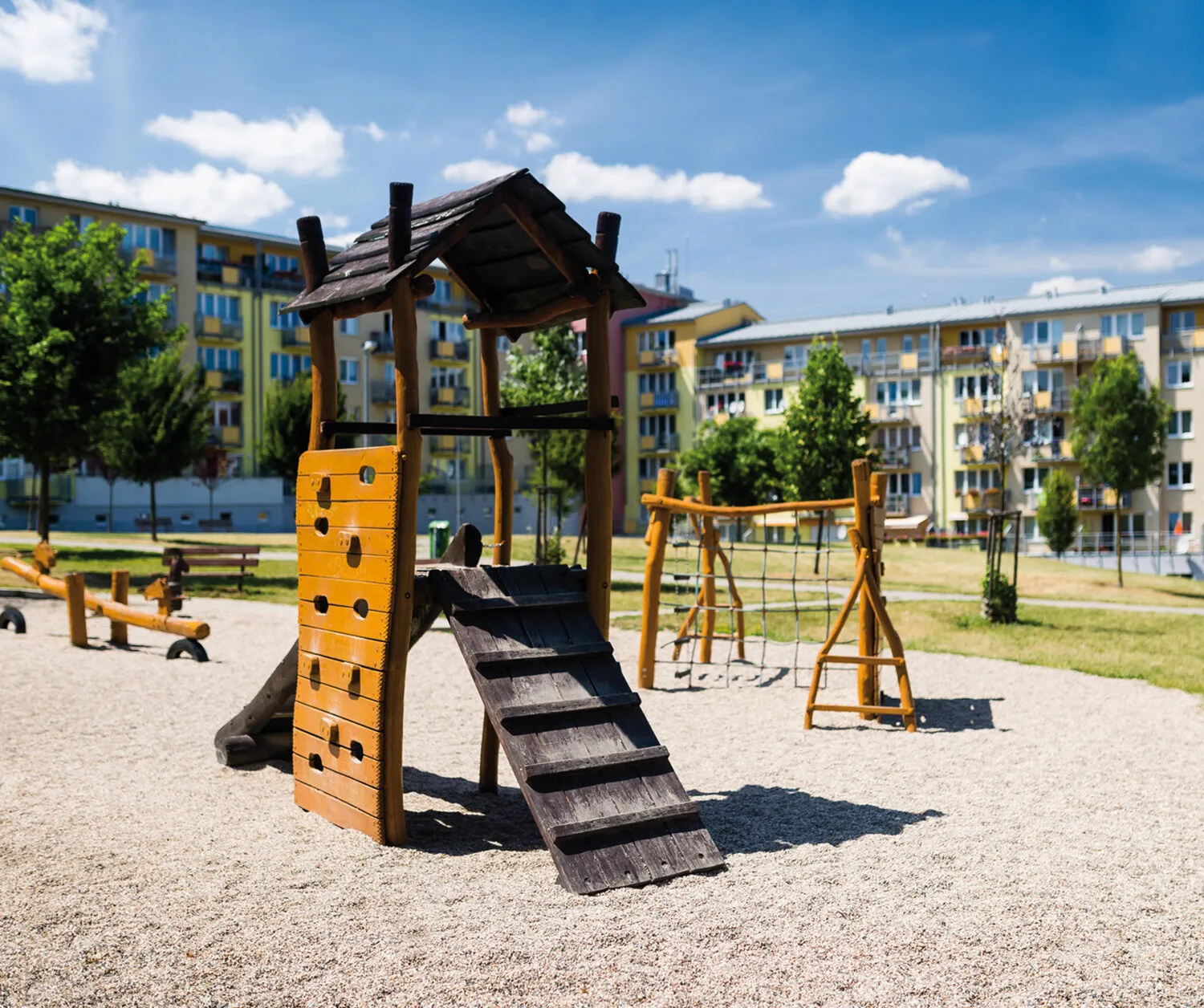stadtviertel_geschichte Spielplatz mit Rutsche, Schaukel und Kletterwand